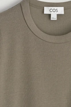 SCHMAL GESCHNITTENES GERIPPTES BAUMWOLL-T-SHIRT