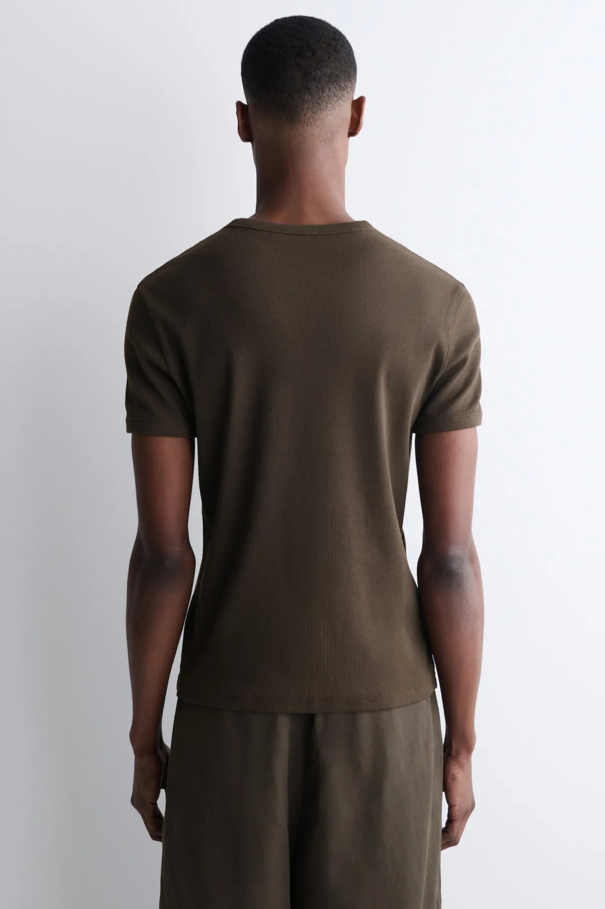 SCHMAL GESCHNITTENES GERIPPTES BAUMWOLL-T-SHIRT
