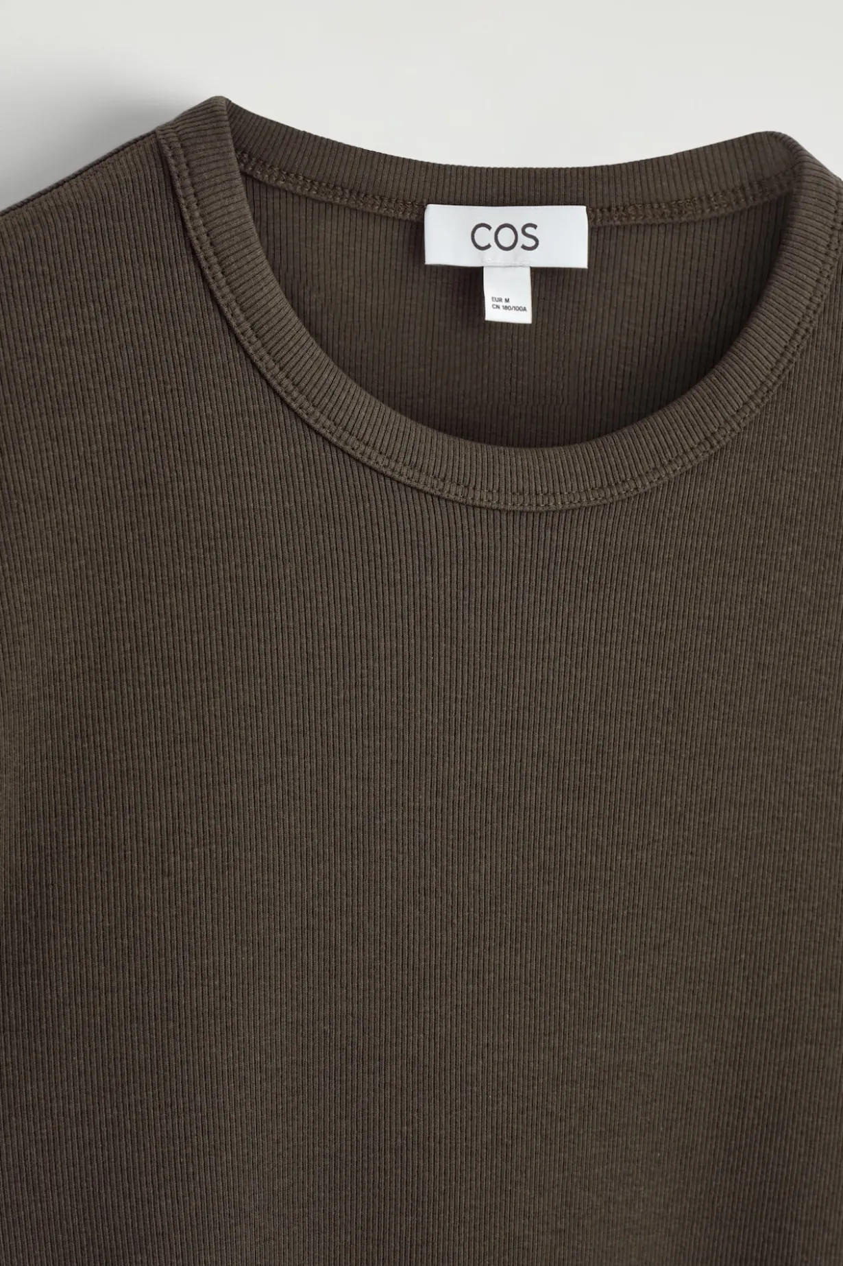 SCHMAL GESCHNITTENES GERIPPTES BAUMWOLL-T-SHIRT