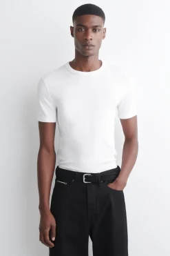 SCHMAL GESCHNITTENES GERIPPTES BAUMWOLL-T-SHIRT