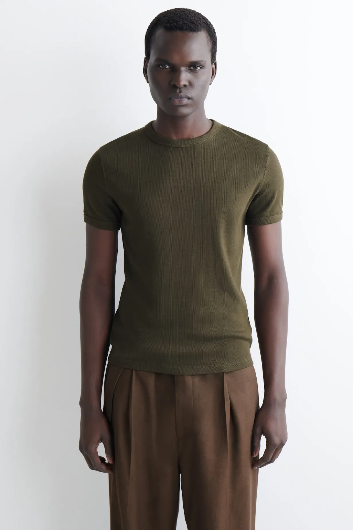 SCHMAL GESCHNITTENES GERIPPTES BAUMWOLL-T-SHIRT
