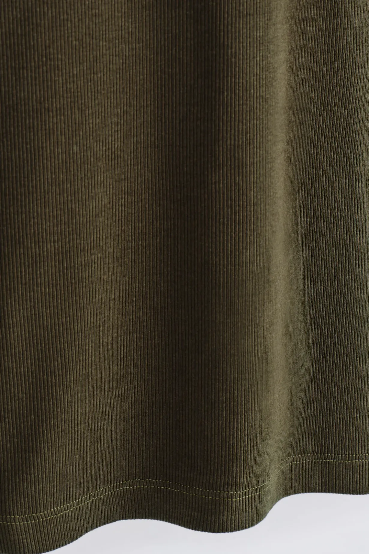 SCHMAL GESCHNITTENES GERIPPTES BAUMWOLL-T-SHIRT