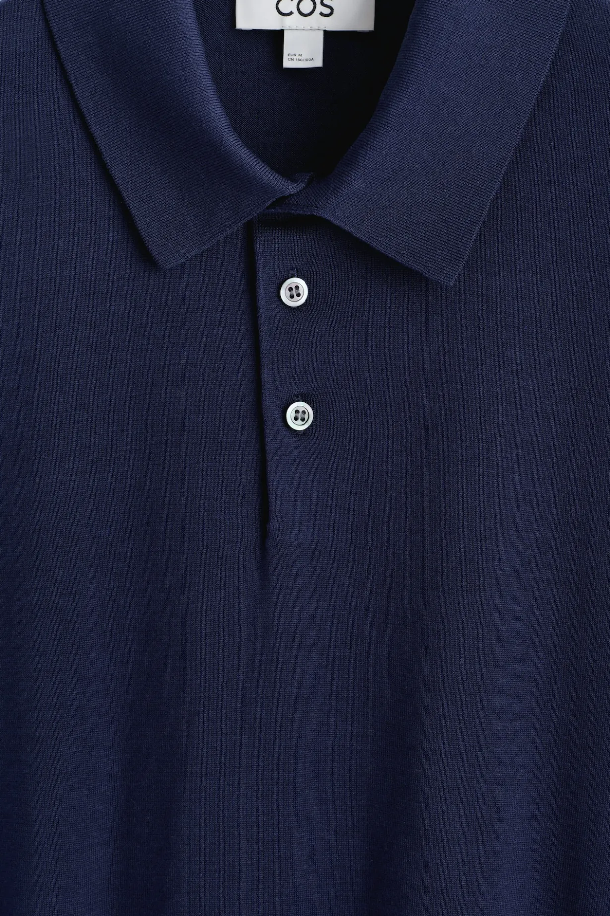 SCHMAL GESCHNITTENES POLOSHIRT AUS SEIDENSTRICK