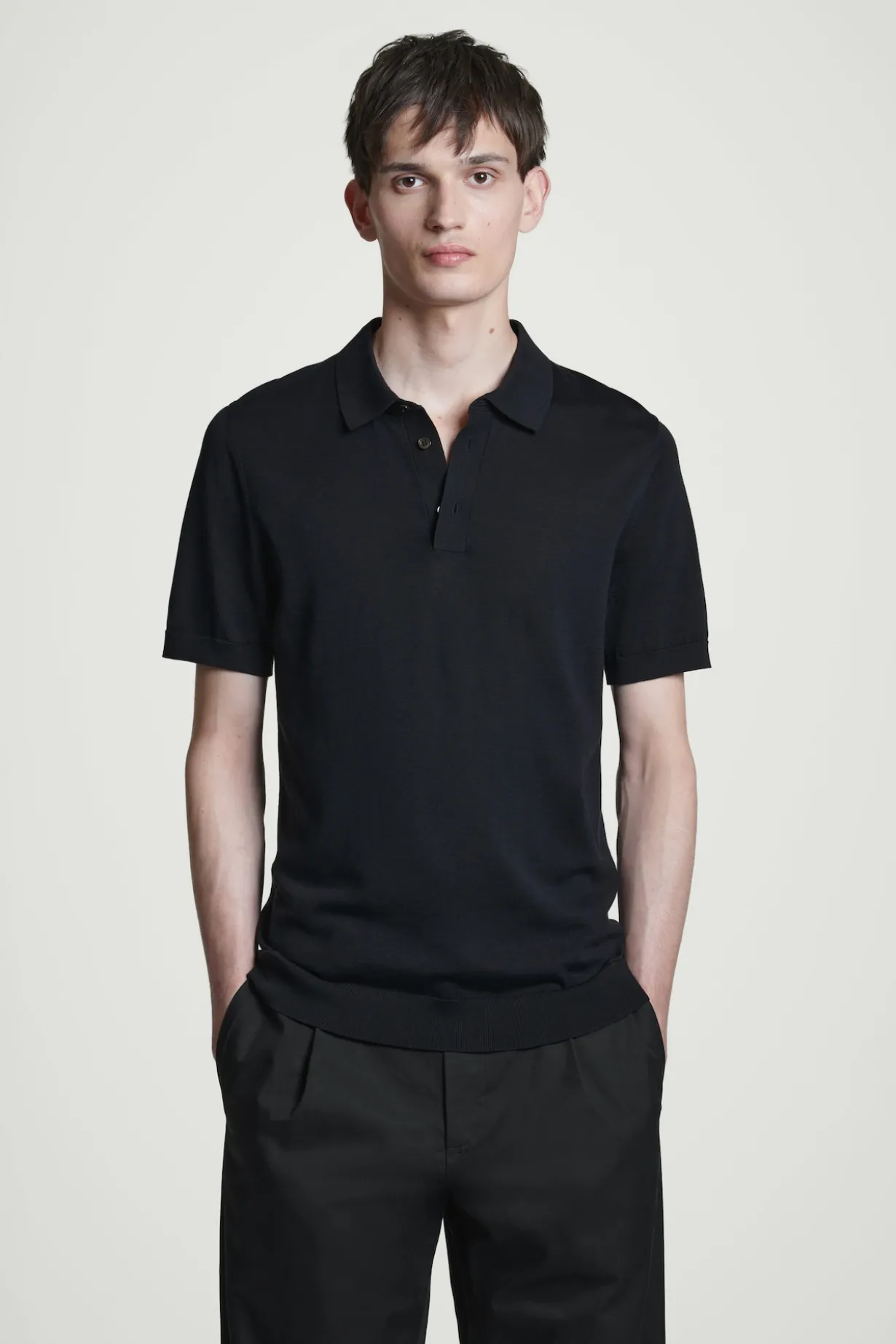 SCHMAL GESCHNITTENES POLOSHIRT AUS SEIDENSTRICK