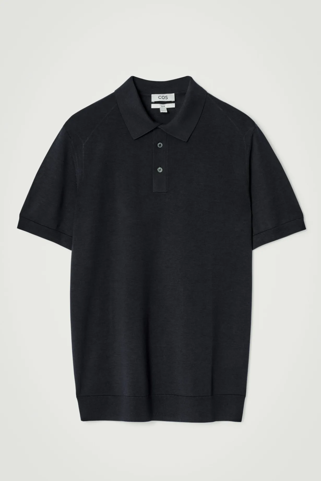 SCHMAL GESCHNITTENES POLOSHIRT AUS SEIDENSTRICK