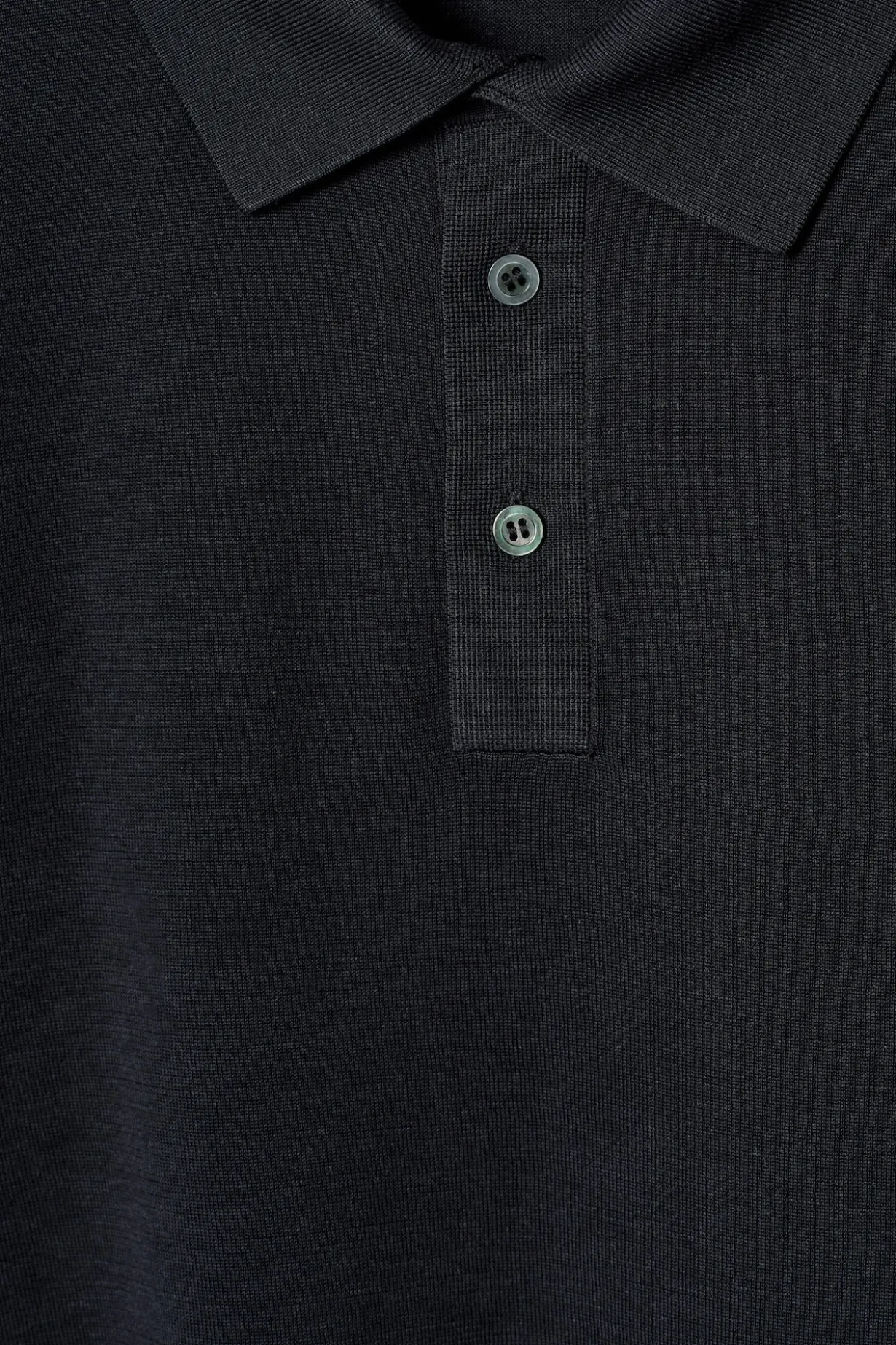 SCHMAL GESCHNITTENES POLOSHIRT AUS SEIDENSTRICK