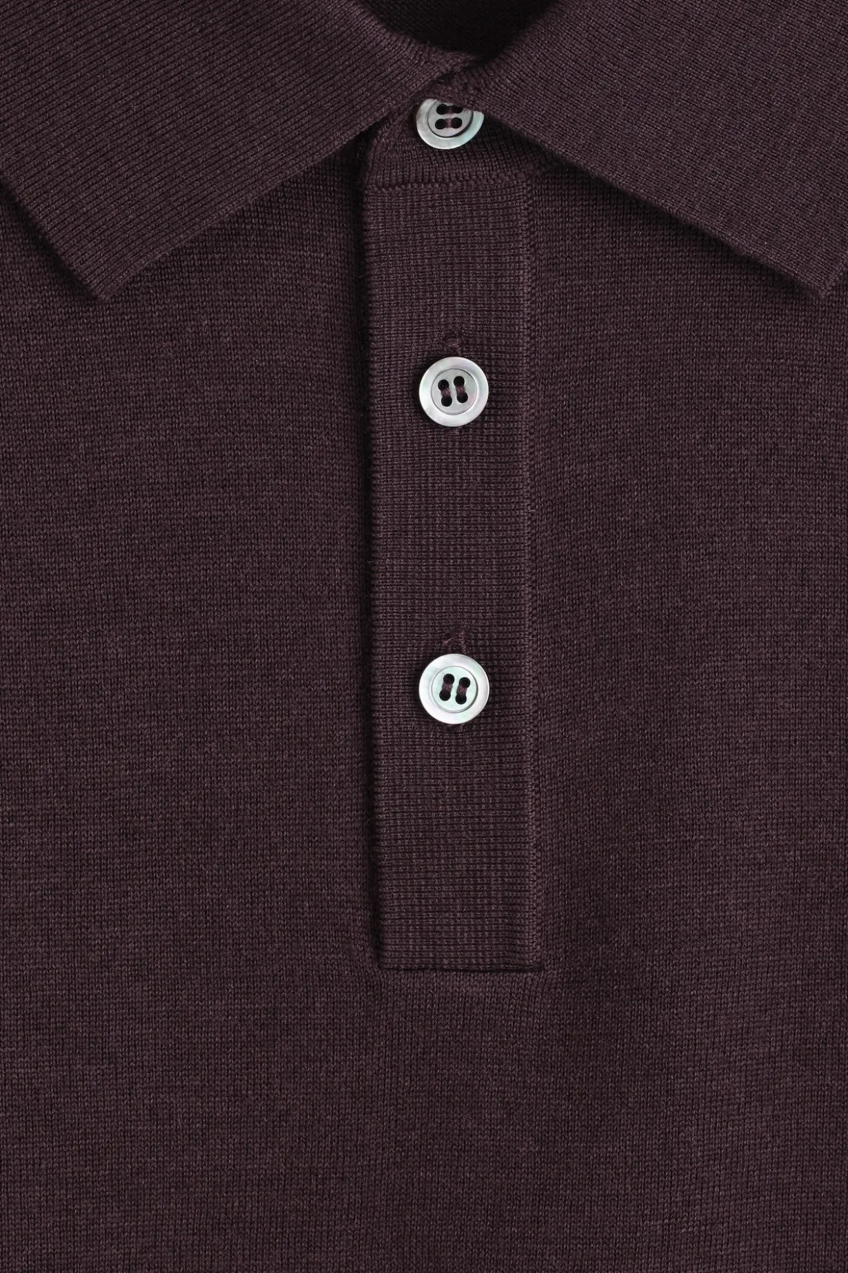 SCHMAL GESCHNITTENES POLOSHIRT AUS MERINOWOLLE