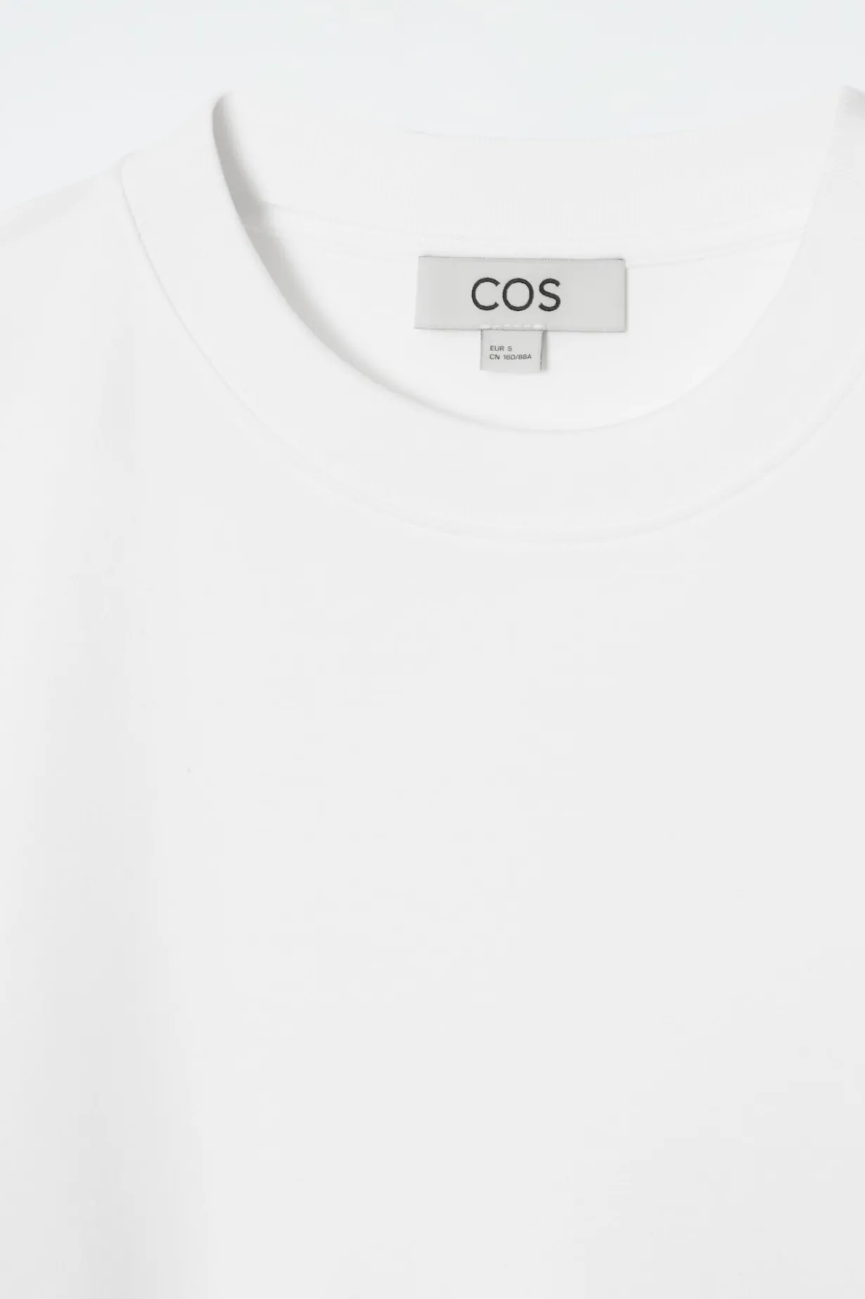 SCHMAL GESCHNITTENES T-SHIRT