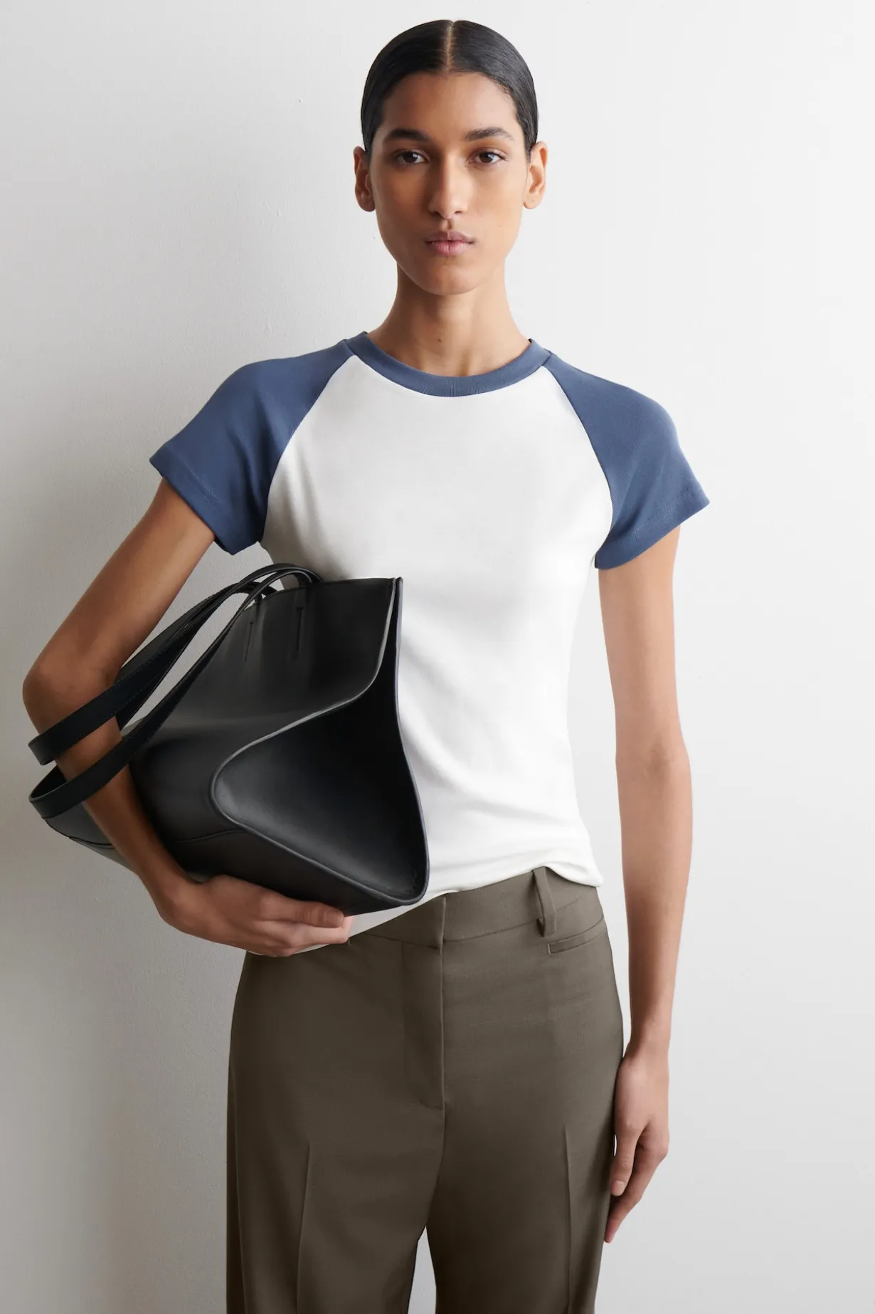 SCHMAL GESCHNITTENES T-SHIRT AUS BAUMWOLLE