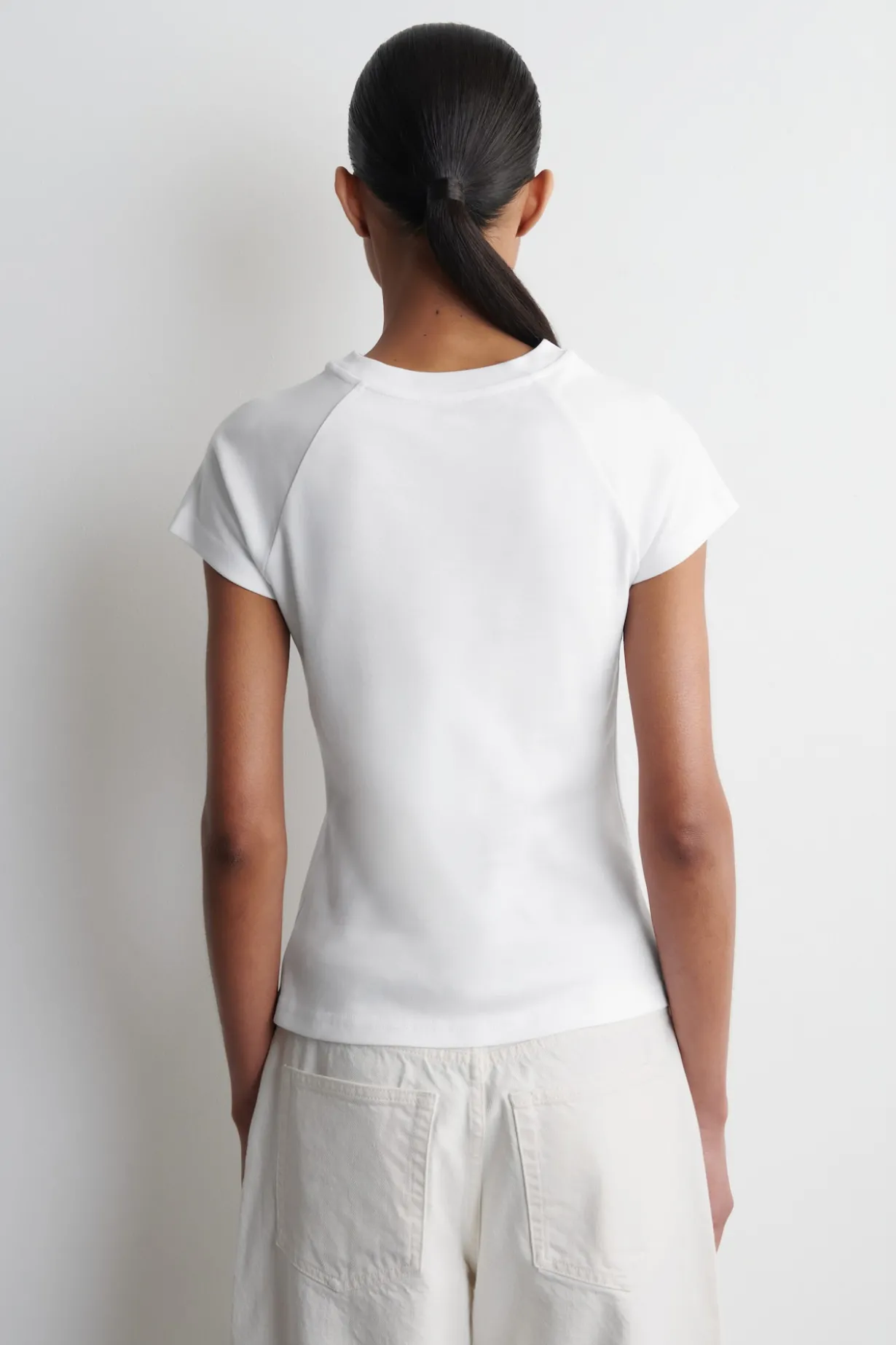 SCHMAL GESCHNITTENES T-SHIRT AUS BAUMWOLLE