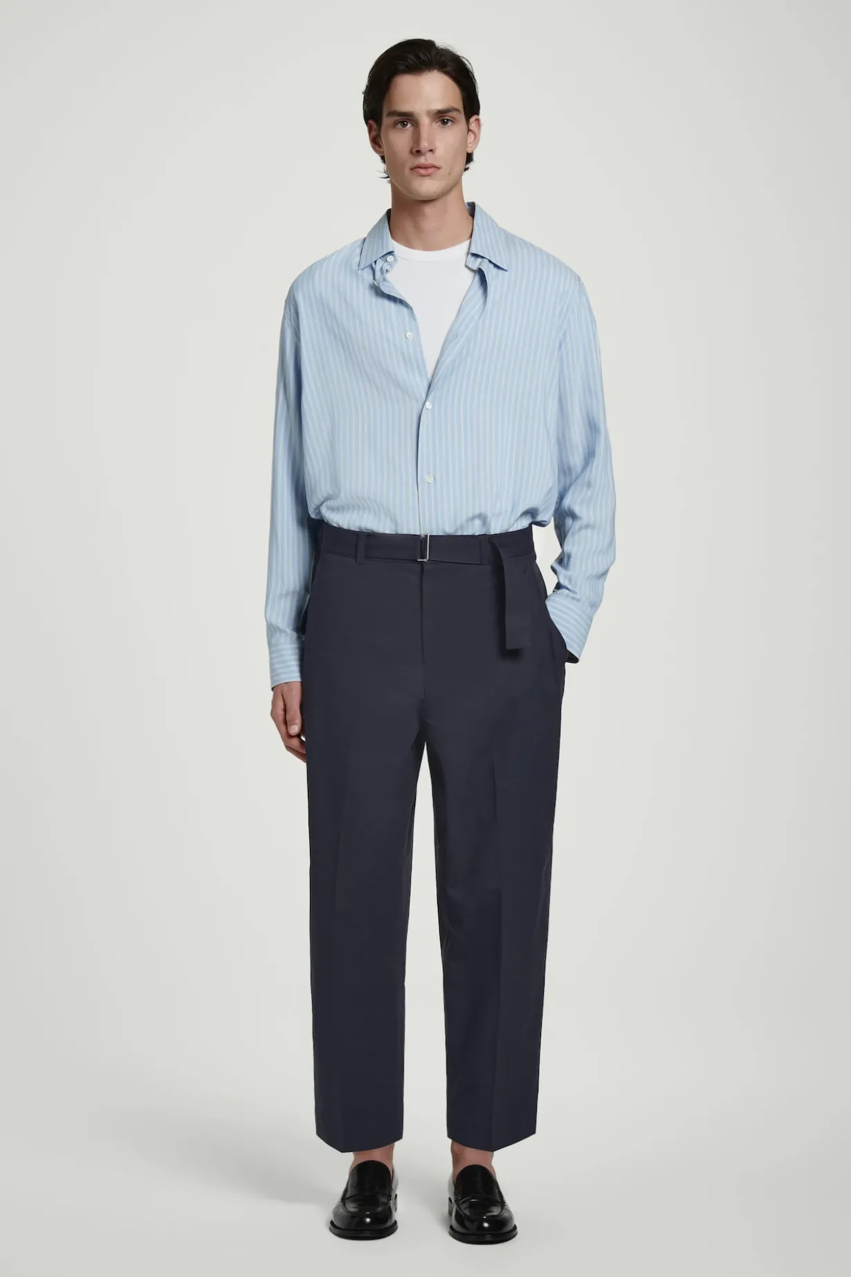 SCHMAL ZULAUFENDE BAUMWOLLHOSE MIT GÜRTEL