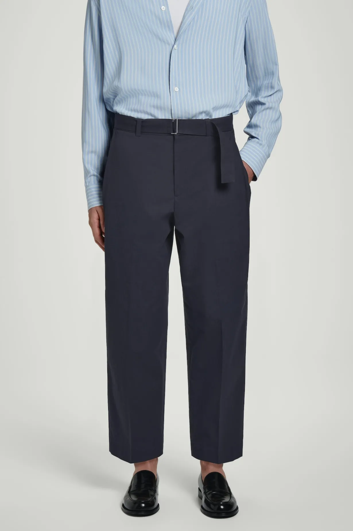 SCHMAL ZULAUFENDE BAUMWOLLHOSE MIT GÜRTEL