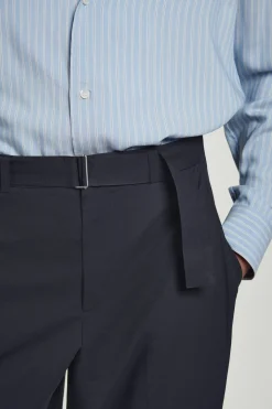 SCHMAL ZULAUFENDE BAUMWOLLHOSE MIT GÜRTEL
