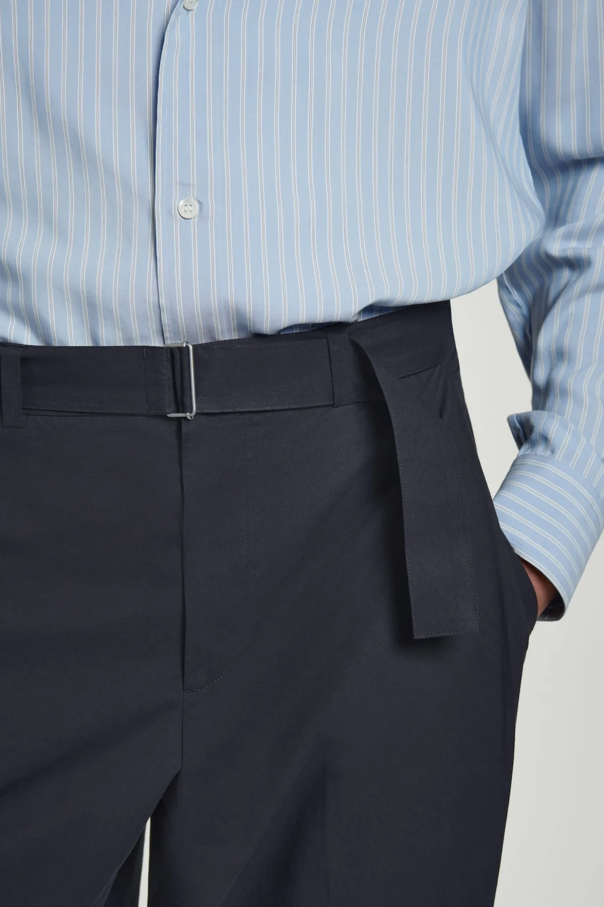 SCHMAL ZULAUFENDE BAUMWOLLHOSE MIT GÜRTEL