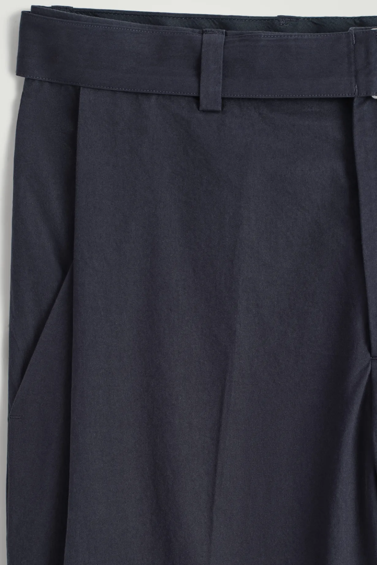 SCHMAL ZULAUFENDE BAUMWOLLHOSE MIT GÜRTEL