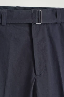 SCHMAL ZULAUFENDE BAUMWOLLHOSE MIT GÜRTEL