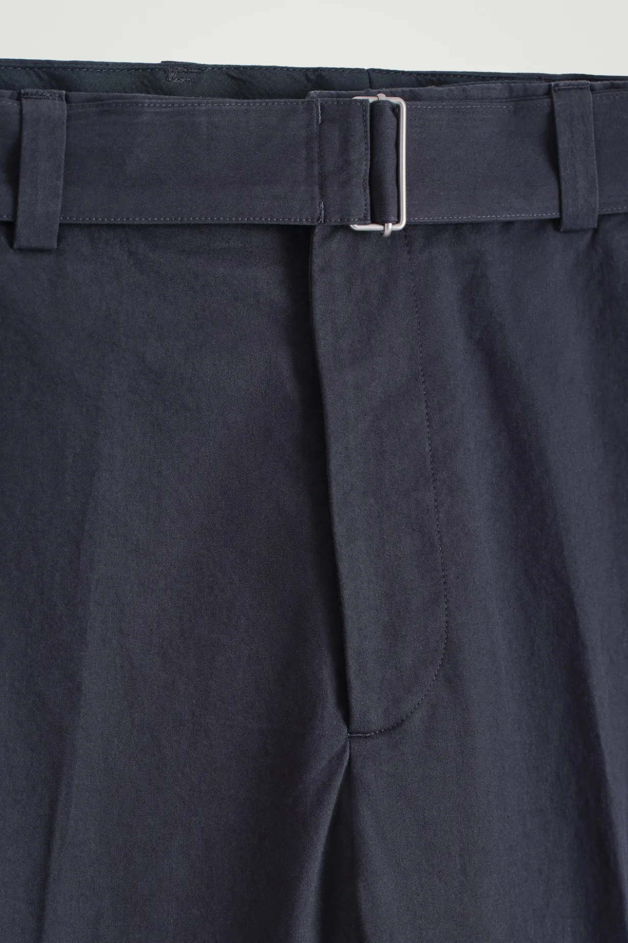 SCHMAL ZULAUFENDE BAUMWOLLHOSE MIT GÜRTEL