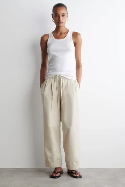 SCHMAL ZULAUFENDE BAUMWOLLHOSE MIT KORDELZUG