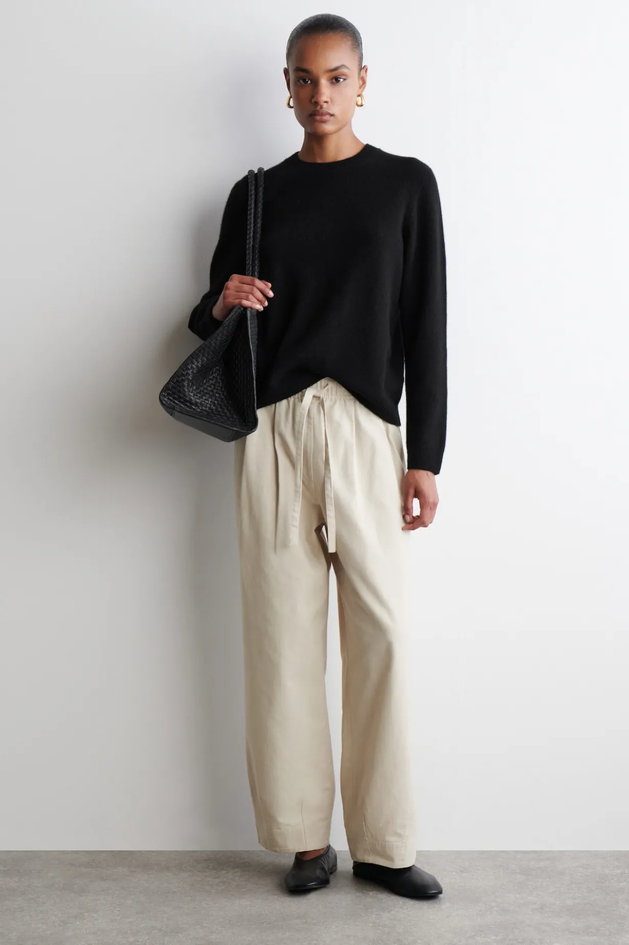 SCHMAL ZULAUFENDE BAUMWOLLHOSE MIT KORDELZUG