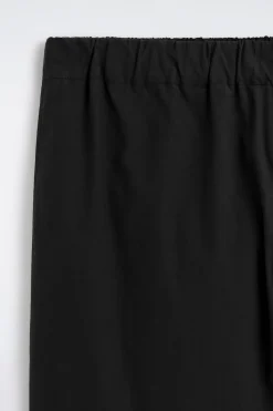 SCHMAL ZULAUFENDE BAUMWOLLHOSE