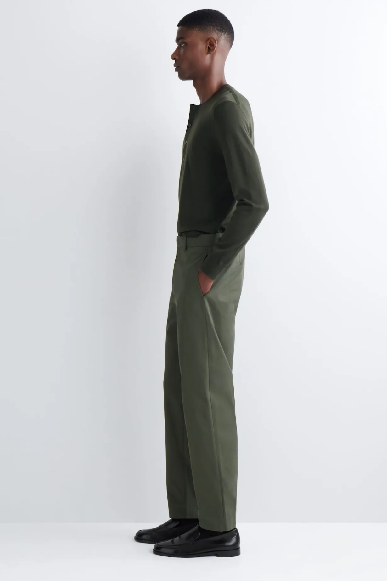 SCHMAL ZULAUFENDE CHINOHOSE AUS BAUMWOLLE