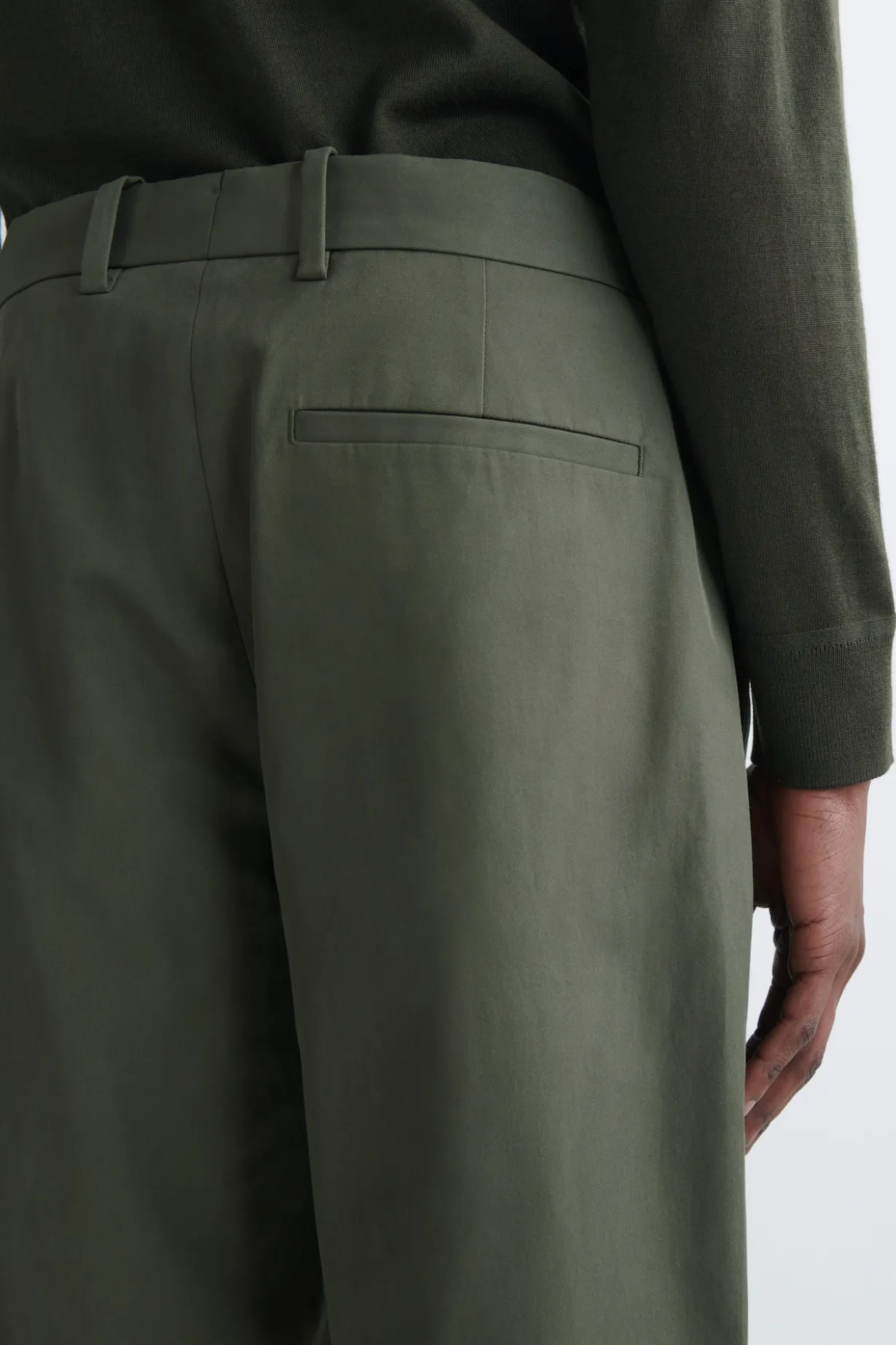 SCHMAL ZULAUFENDE CHINOHOSE AUS BAUMWOLLE
