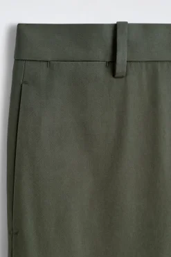 SCHMAL ZULAUFENDE CHINOHOSE AUS BAUMWOLLE
