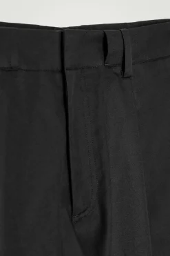 SCHMAL ZULAUFENDE HOSE AUS BAUMWOLLE MIT UMSCHLAG