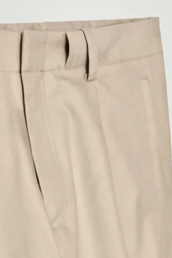 SCHMAL ZULAUFENDE HOSE AUS BAUMWOLLE MIT UMSCHLAG