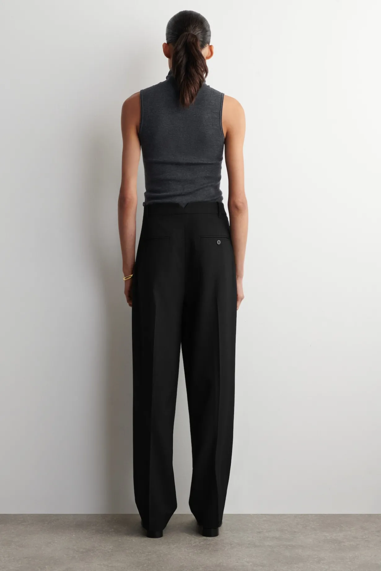 SCHMAL ZULAUFENDE HOSE AUS WOLL-MIX MIT FALTEN