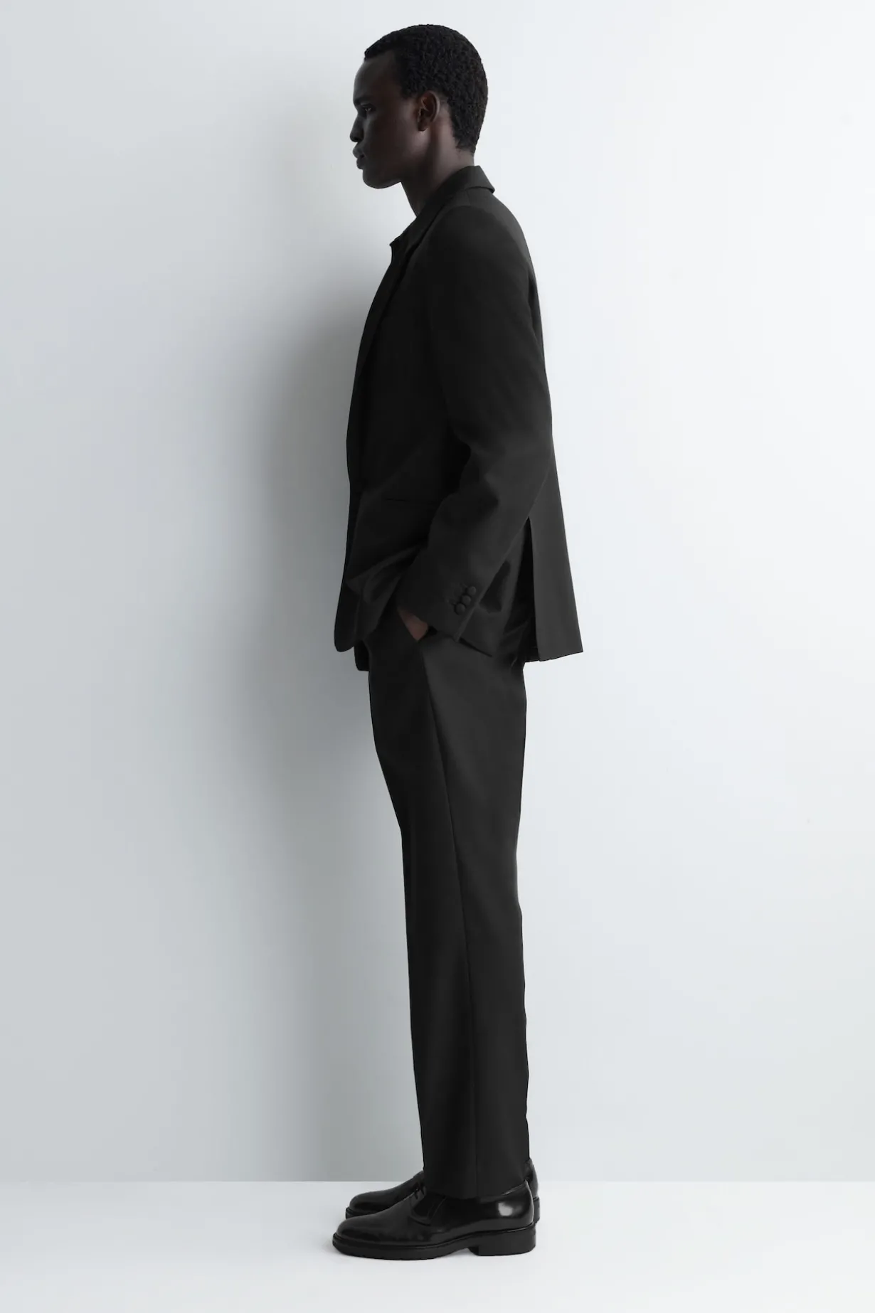SCHMAL ZULAUFENDE WOLLHOSE MIT KUMMERBUND
