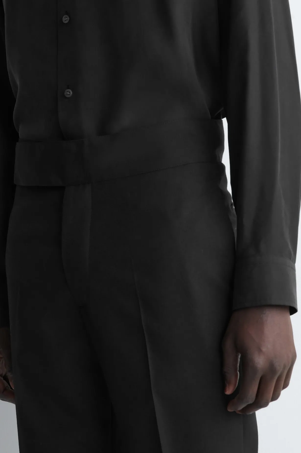 SCHMAL ZULAUFENDE WOLLHOSE MIT KUMMERBUND