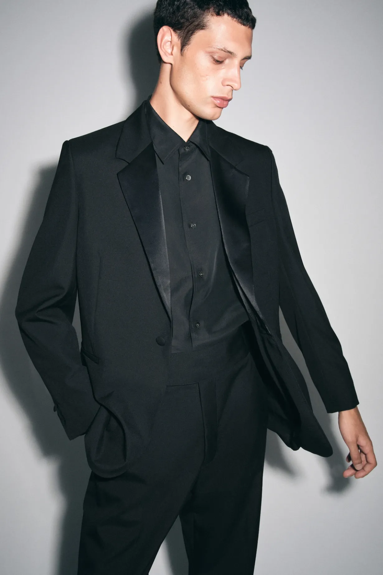 SCHMAL ZULAUFENDE WOLLHOSE MIT KUMMERBUND