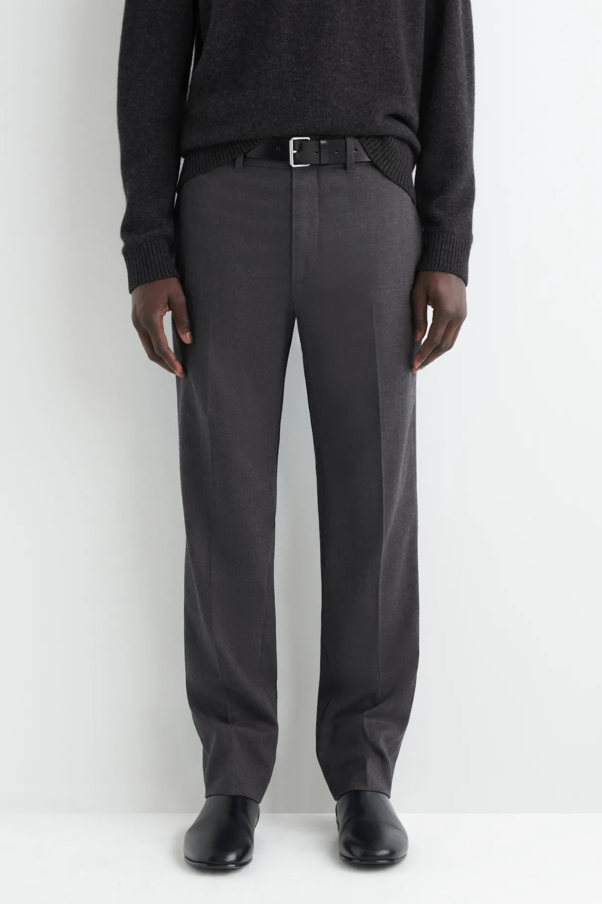 SCHMAL ZULAUFENDE WOLLHOSE