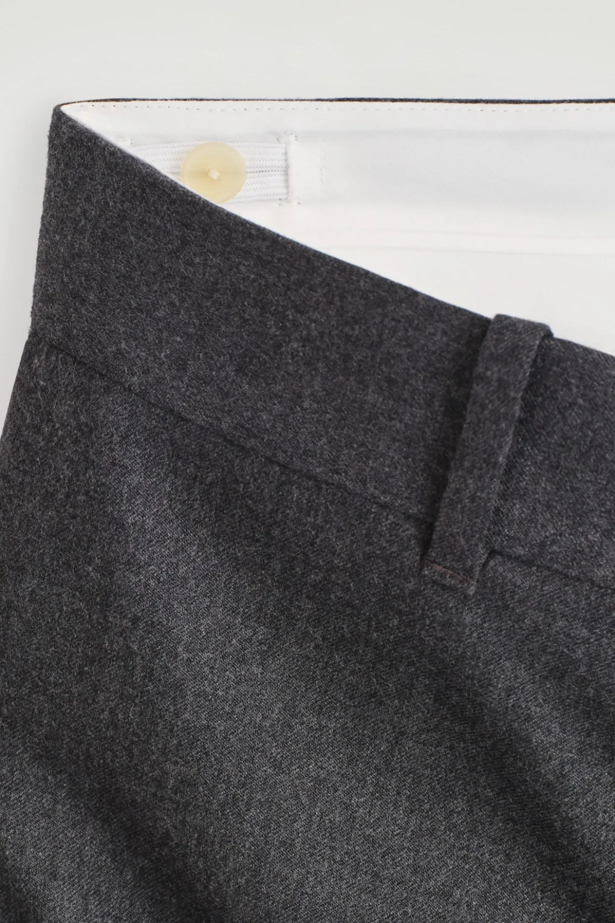 SCHMAL ZULAUFENDE WOLLHOSE
