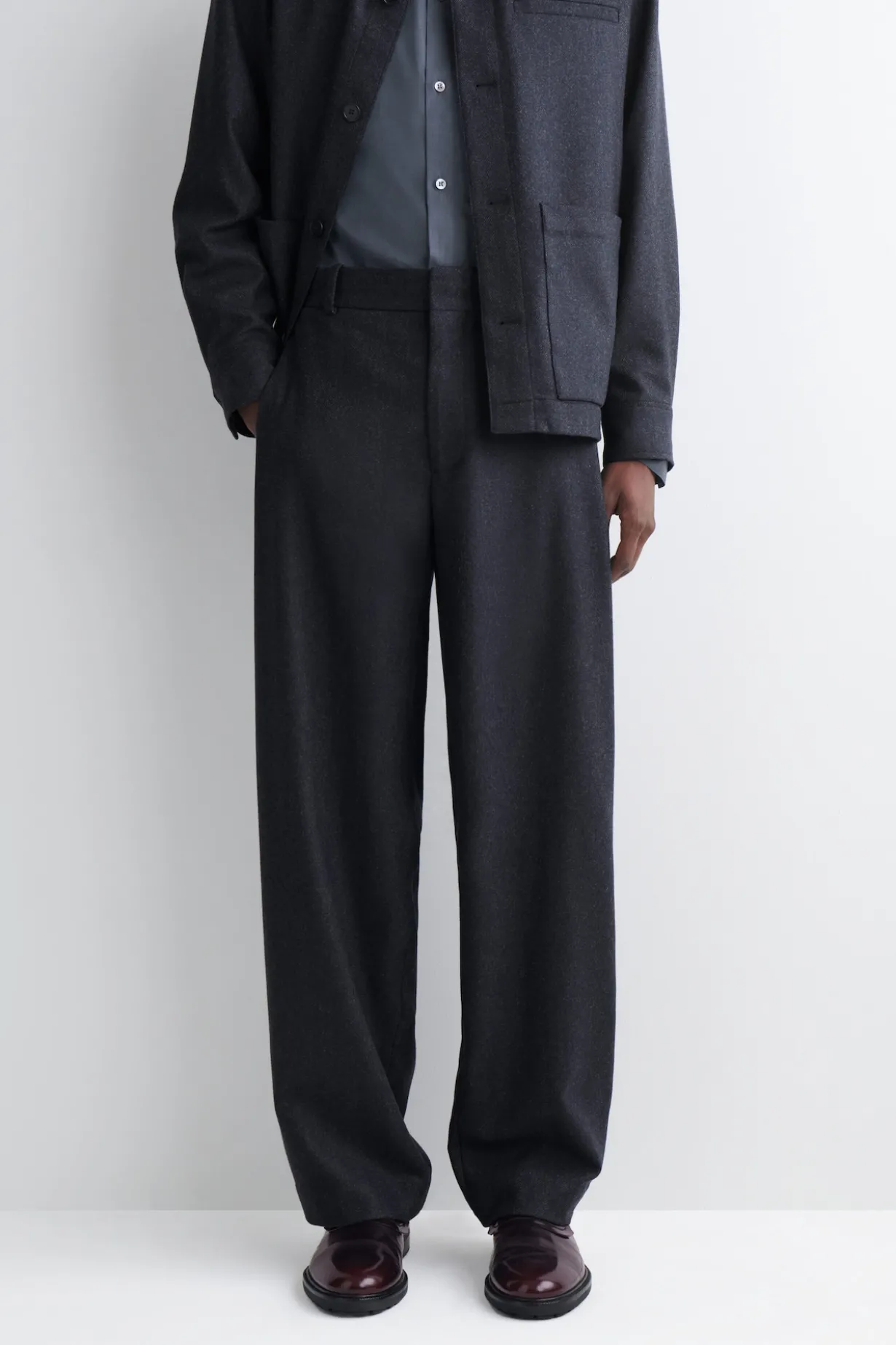 SCHMAL ZULAUFENDE WOLLHOSE
