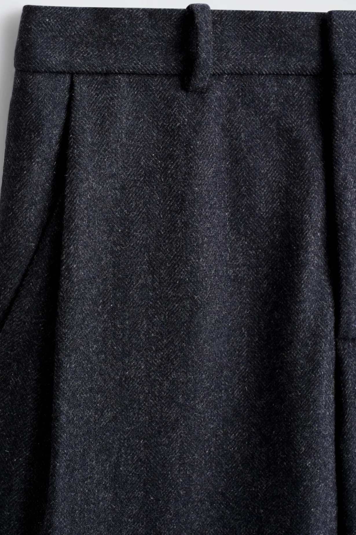 SCHMAL ZULAUFENDE WOLLHOSE