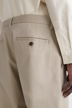 SCHMALE CHINOHOSE AUS BAUMWOLLE MIT GERADEM BEIN