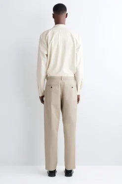 SCHMALE CHINOHOSE AUS BAUMWOLLE MIT GERADEM BEIN