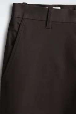 SCHMALE CHINOHOSE AUS BAUMWOLLE MIT GERADEM BEIN