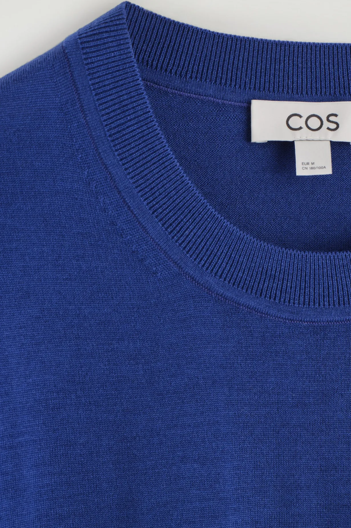 SCHMALER MERINOWOLLPULLOVER MIT RUNDHALSAUSSCHNITT