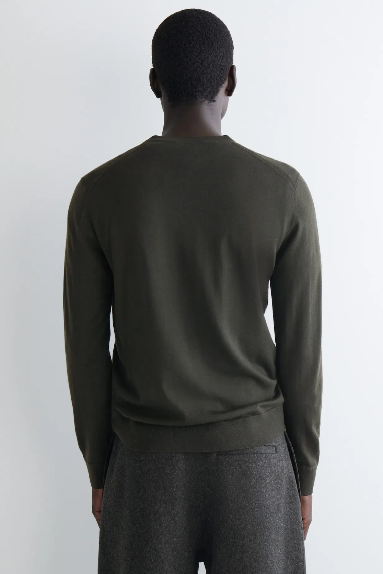 SCHMALER PULLOVER AUS MERINOWOLLE MIT V-AUSSCHNITT