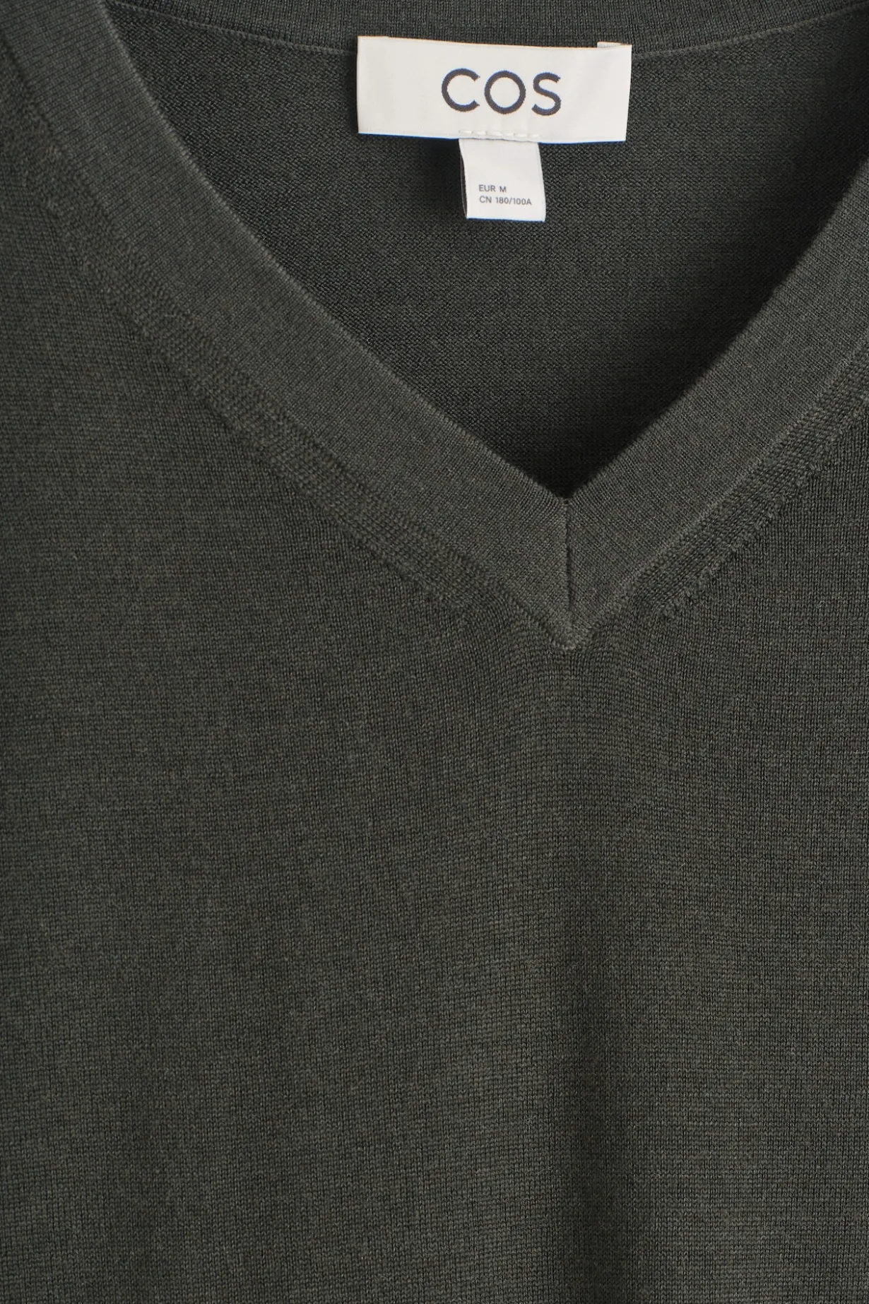 SCHMALER PULLOVER AUS MERINOWOLLE MIT V-AUSSCHNITT