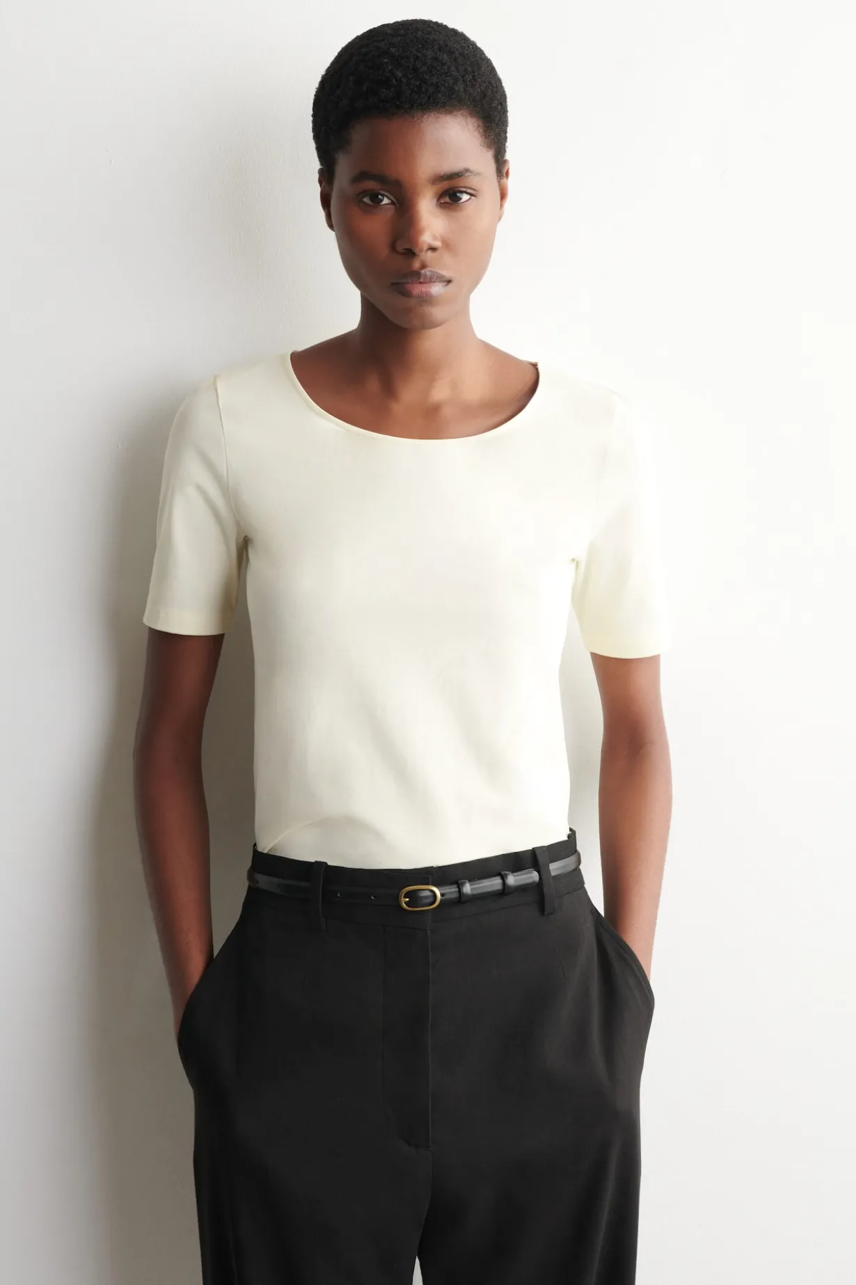 SCHMALES BAUMWOLL-T-SHIRT MIT TIEFEM AUSSCHNITT