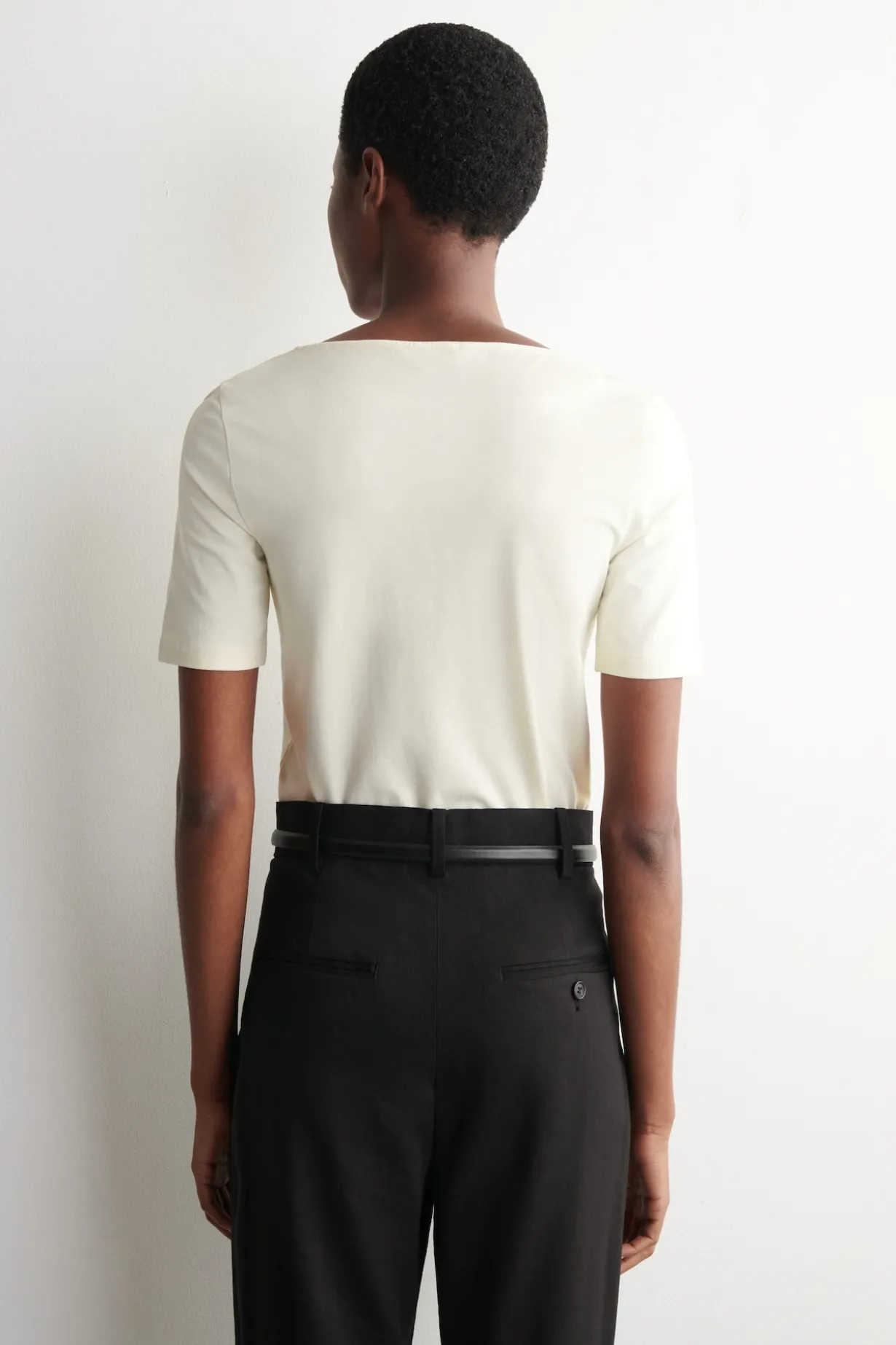 SCHMALES BAUMWOLL-T-SHIRT MIT TIEFEM AUSSCHNITT