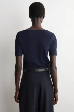 SCHMALES BAUMWOLL-T-SHIRT MIT TIEFEM AUSSCHNITT