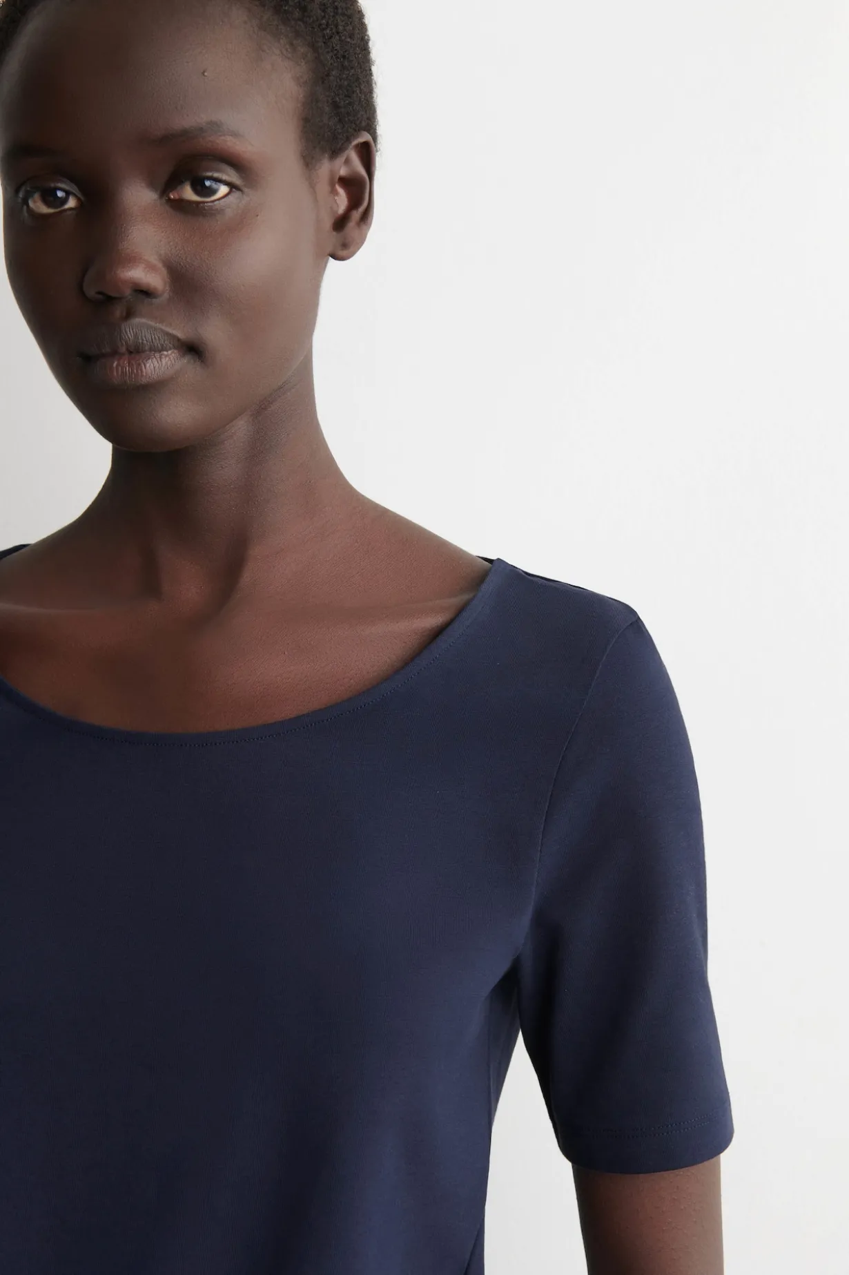 SCHMALES BAUMWOLL-T-SHIRT MIT TIEFEM AUSSCHNITT