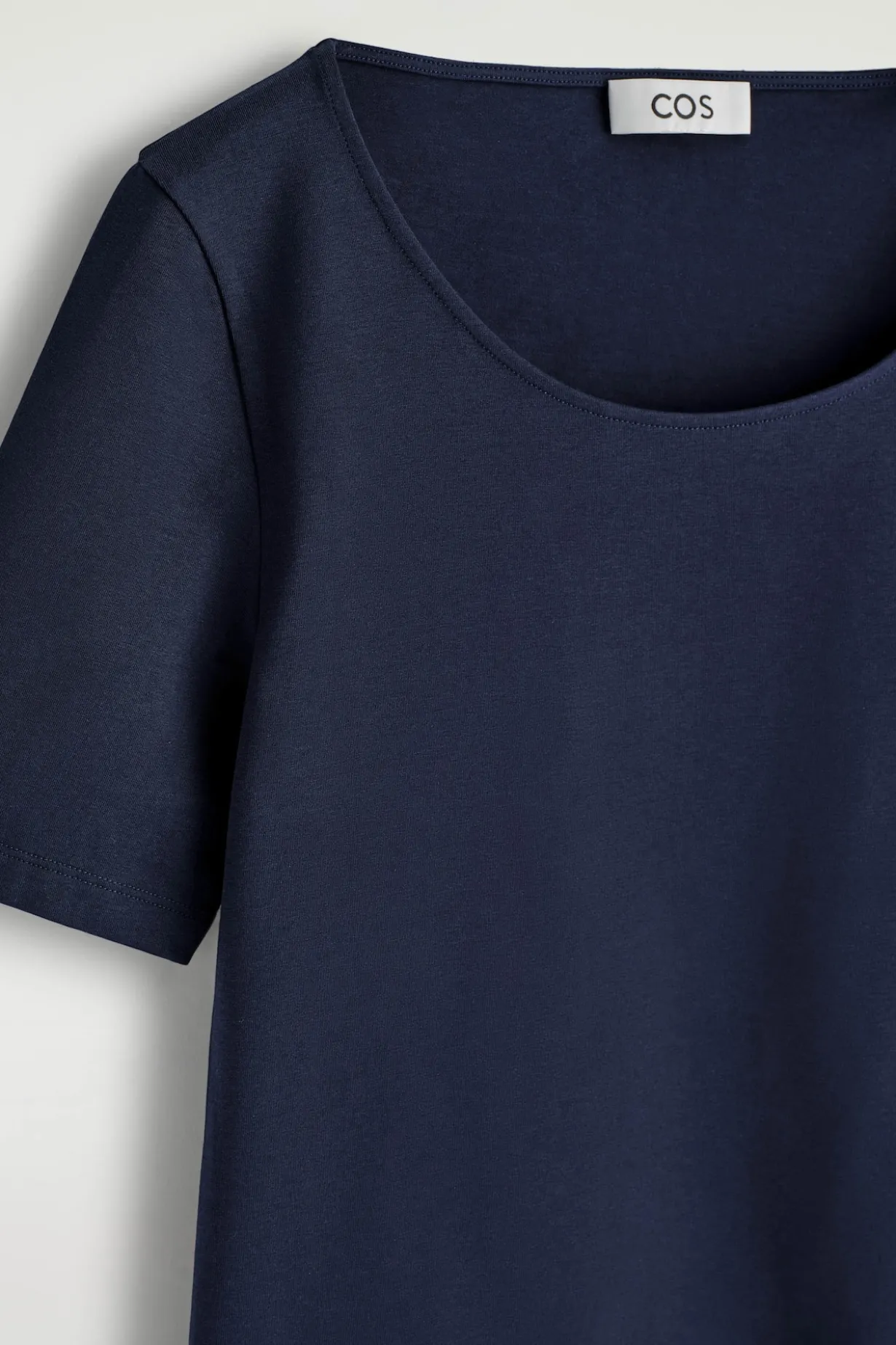 SCHMALES BAUMWOLL-T-SHIRT MIT TIEFEM AUSSCHNITT