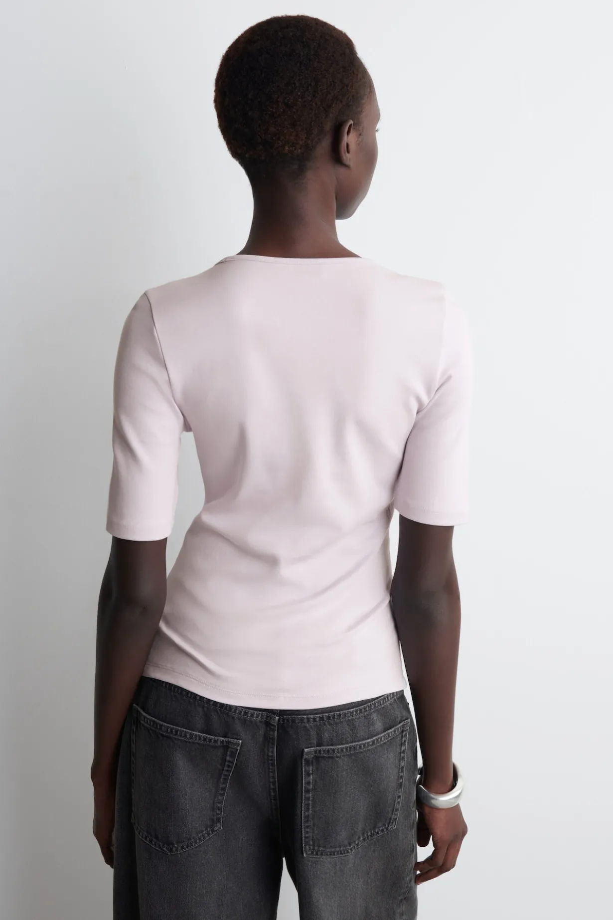 SCHMALES BAUMWOLL-T-SHIRT MIT TIEFEM AUSSCHNITT