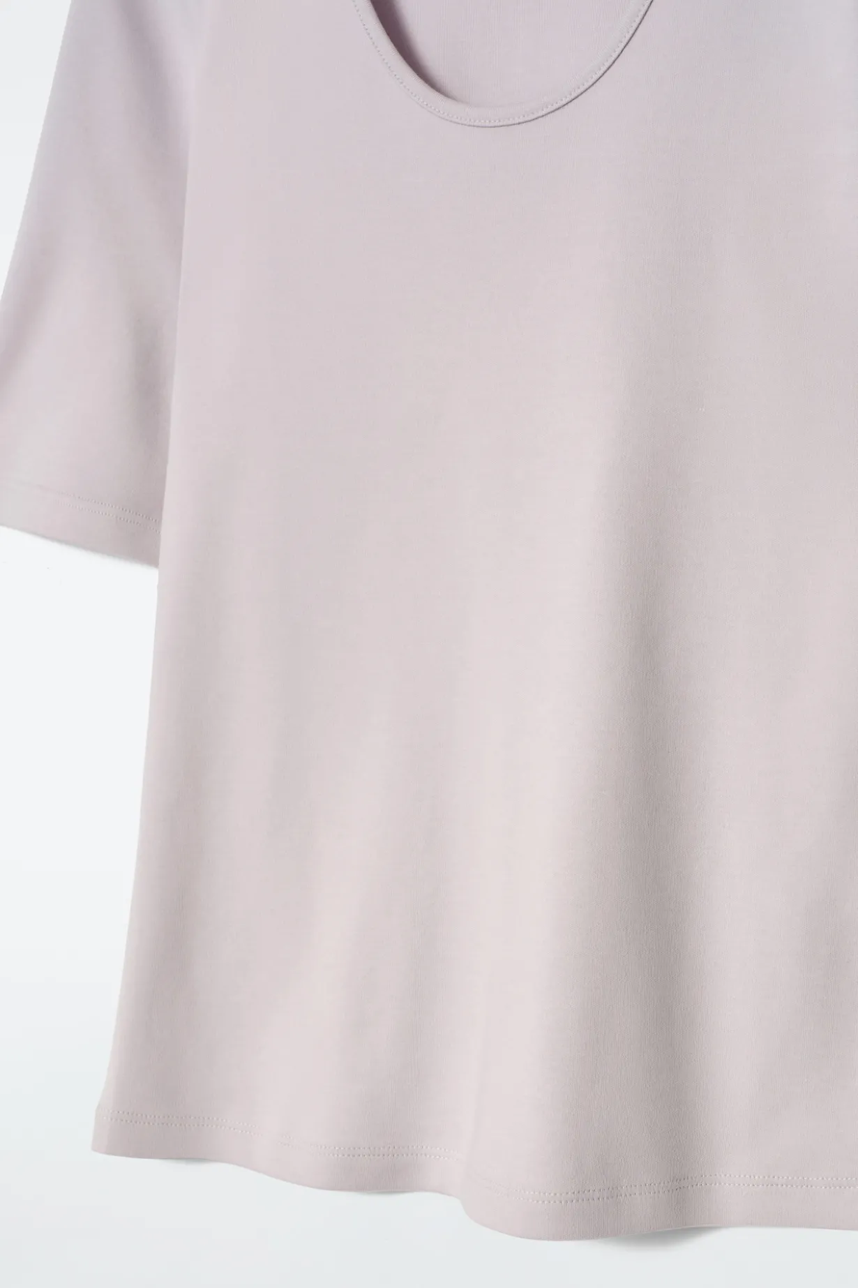 SCHMALES BAUMWOLL-T-SHIRT MIT TIEFEM AUSSCHNITT